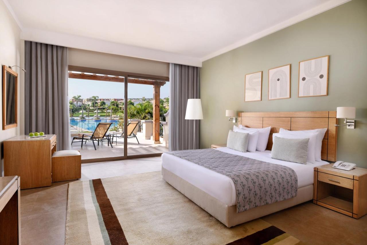Jaz Little Venice Golf Resort Ain Sukhna Eksteriør billede A bedroom at the Hilton Sharm El Sheikh Resort