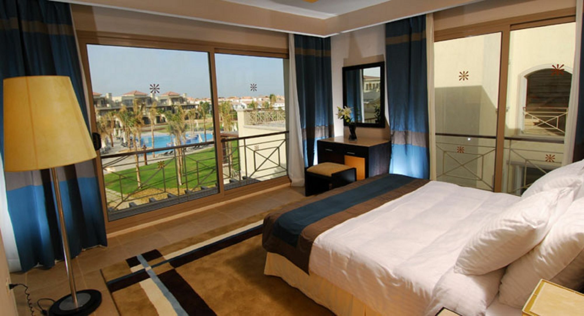 Jaz Little Venice Golf Resort Ain Sukhna Eksteriør billede A bedroom at the Hilton Sharm El Sheikh